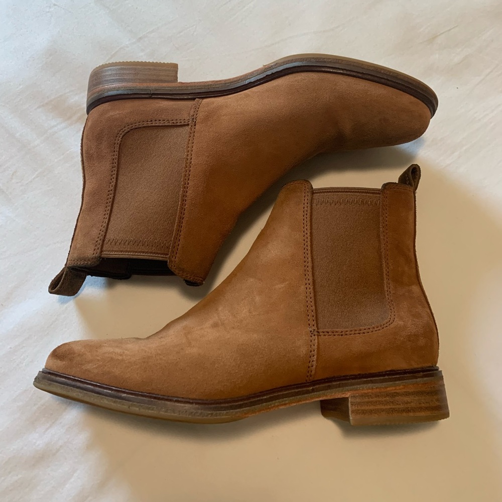 Womens Clarks Tan Cognac Suede Chelsea Boots or Booties Size 9.5